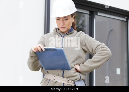 Die Ingenieurin schreibt einen Bericht Stockfoto