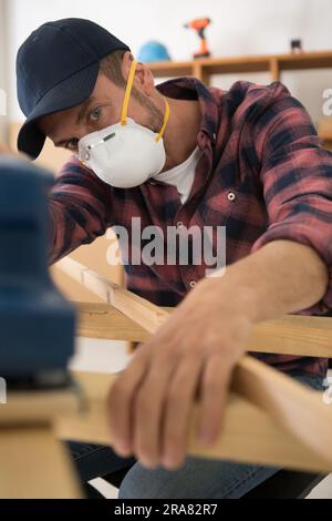 Home Improvement - handyman Schleifen Holzböden in Werkstatt Stockfoto