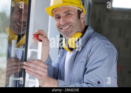 Handwerker, der türen und Fenster aus pvc zusammenbaut Stockfoto