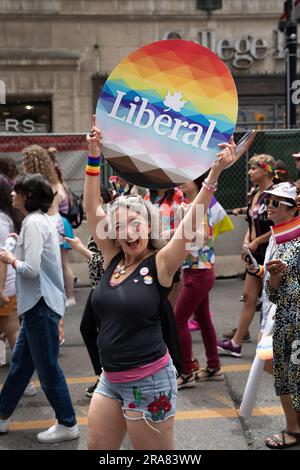Die liberale Parlamentsabgeordnete von Toronto-Danforth, Julie Dabrusin, marschiert am 24. Juni 2023 im Toronto-Dyke-Marsch. Stockfoto