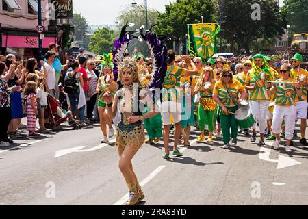 St. Pauls, Bristol, Großbritannien. 1. Juli 2023 St. Pauls Carnival, die Rückkehr eines berühmten und lebendigen Karnevals und einer Prozession, die rund 100.000 Menschen anzieht. Organisiert von der St. Pauls Carnival Community Interest Company (CIC). Kredit: Stephen Bell/Alamy Live News Stockfoto