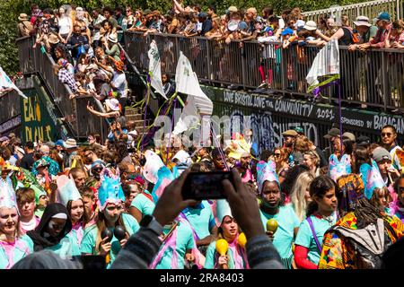 St. Pauls, Bristol, Großbritannien. 1. Juli 2023 St. Pauls Carnival, die Rückkehr eines berühmten und lebendigen Karnevals und einer Prozession, die rund 100.000 Menschen anzieht. Organisiert von der St. Pauls Carnival Community Interest Company (CIC). Kredit: Stephen Bell/Alamy Live News Stockfoto