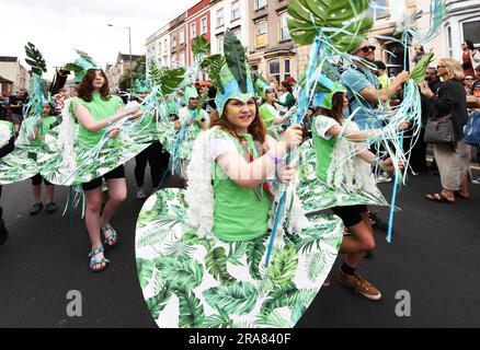 St. Pauls, Bristol, Großbritannien. 1. Juli 2023 St. Pauls Carnival, die Rückkehr eines berühmten und lebendigen Karnevals und einer Prozession, die rund 100.000 Menschen anzieht. Organisiert von der St. Pauls Carnival Community Interest Company (CIC). Kredit: Stephen Bell/Alamy Live News Stockfoto