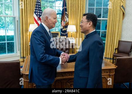 Washington DC, USA. 2. Juli 2023. USA Präsident Joe Biden (L) nimmt das Schreiben der Glaubwürdigkeit des neuen chinesischen Botschafters Xie Feng im Oval Office des Weißen Hauses in Washington, DC, am 30. Juni 2023 an. Kredit: Xinhua/Alamy Live News Stockfoto