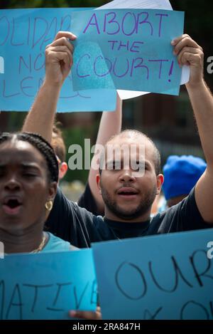 Harvard University, Cambridge, Massachusetts, USA: Hunderte von Harvard-Studenten, Absolventen und Einrichtungen veranstalteten nach den USA eine Kundgebung zur Unterstützung der Affirmative Action Der Oberste Gerichtshof hat die Anwendung von Fördermaßnahmen bei der Aufnahme von Hochschulen unterbunden und die Aufnahmepraktiken von Harvard und UNC für verfassungswidrig befunden. Kredit: Chuck Nacke/Alamy Live News Stockfoto