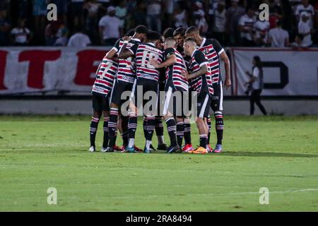 Recife, Brasilien. 01. Juli 2023. PE - RECIFE - 01/07/2023 - BRASILEIRO D 2023, SANTA CRUZ X NACIONAL DE PATOS - Santa Cruz Spieler während ihres Eintritts auf das Feld für das Spiel gegen Nacional de Patos im Arruda Stadion für die brasilianische Meisterschaft D 2023. Foto: Rafael Vieira/AGIF/Sipa USA Kredit: SIPA USA/Alamy Live News Stockfoto