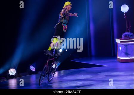 Andorra La Vella, Andorra - 2023. Juli 01: Schauspieler von "Festa", Cirque du Soleil's vor der Show am Juky 1., 2023 in Andorra La Vella. Cirque du Solei Stockfoto