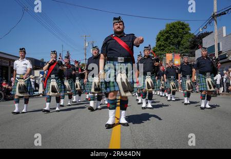 Richmond, Kanada. 1. Juli 2023. Eine Marschkapelle tritt am 1. Juli 2023 bei der Salmon Festival Parade in Richmond, British Columbia, Kanada, auf. Kredit: Liang Sen/Xinhua/Alamy Live News Stockfoto