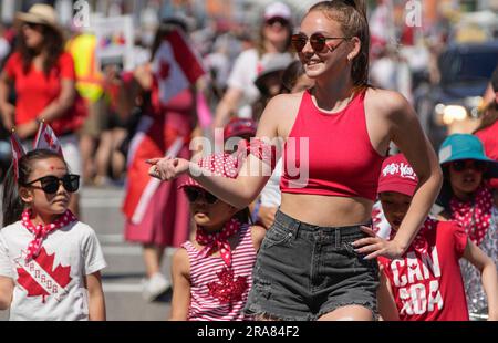 Richmond, Kanada. 1. Juli 2023. Die Teilnehmer tanzen während der Salmon Festival Parade in Richmond, British Columbia, Kanada, am 1. Juli 2023. Kredit: Liang Sen/Xinhua/Alamy Live News Stockfoto