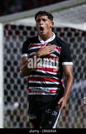 Recife, Brasilien. 01. Juli 2023. PE - RECIFE - 01/07/2023 - BRASILEIRO D 2023, SANTA CRUZ X NATIONAL DE PATOS - Guedes-Spieler aus Santa Cruz feiert sein Tor bei einem Spiel gegen Nacional de Patos im Arruda-Stadion für die brasilianische Meisterschaft D 2023. Foto: Rafael Vieira/AGIF/Sipa USA Kredit: SIPA USA/Alamy Live News Stockfoto