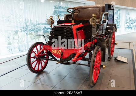 Panhard et Levassor Type B2, das weltweit erste französische Auto, das die Ehre eines Motorsports erlangt hat, ist im Fuji Motorsports Museum ausgestellt. Stockfoto