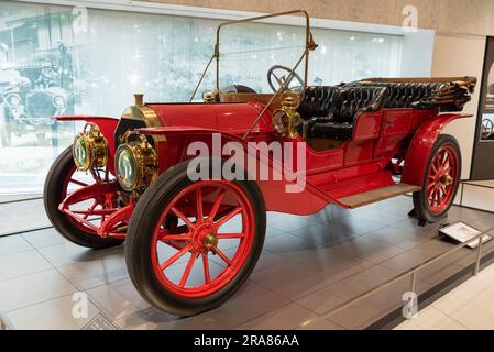 Panhard et Levassor Type B2, das weltweit erste französische Auto, das die Ehre eines Motorsports erlangt hat, ist im Fuji Motorsports Museum ausgestellt. Stockfoto