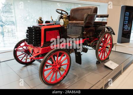 Panhard et Levassor Type B2, das weltweit erste französische Auto, das die Ehre eines Motorsports erlangt hat, ist im Fuji Motorsports Museum ausgestellt. Stockfoto