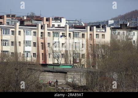 Blick auf Häuser, Hafen in Petropavlosk, Avacha Bay, Kamchatka, Russland Stockfoto