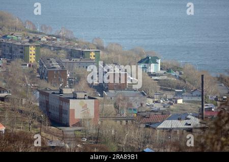 Blick auf Häuser, Hafen in Petropavlosk, Avacha Bay, Kamchatka, Russland Stockfoto