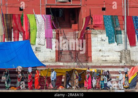 Hinduistische Pilger am Ufer des Ganges in Varanasi (Benares), Indien. Stockfoto