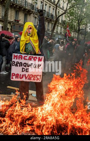 Demonstranten in Paris während einer Gewerkschaftsdemonstration gegen die von Präsident Macron gewünschte Rentenreform am 1. Mai 2023, Tag der Arbeit. Stockfoto