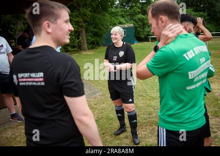 PRODUKTION - 01. Juli 2023, Niedersachsen, Deblinghausen: Amateurfußballspielerin Celine Saßnick steht vor dem Spiel gegen SV Rot Weiß Deblinghausen auf dem lokalen Fußballfeld in Deblinghausen mit ihren Teamkollegen aus dem Team tun Steyerberg zusammen. Saßnick, 28, tritt seit 17 Jahren mit TuS Steyerberg im Bezirk Nienburg/Weser. Sie ist derzeit Stürmer für die dritte Mannschaft in der dritten Division. Manchmal hilft sie auch im zweiten Team einer der obigen Abteilungen. Das ist ihr jedoch erst seit Dezember möglich. Seitdem sind es auch die Frauen in Niedersachsen Stockfoto