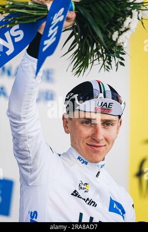 Bilbao, Spanien. 01. Juli 2023. Foto von Alex Whitehead/SWpix.com - 01/07/2023 - Radfahren - 2023 Tour de France - Stage 1: Bilbao nach Bilbao (182km) - Tadej Pogacar vom Team Emirates der Vereinigten Arabischen Emirate im White Young Riders Trikot. Kredit: SWpix/Alamy Live News Stockfoto