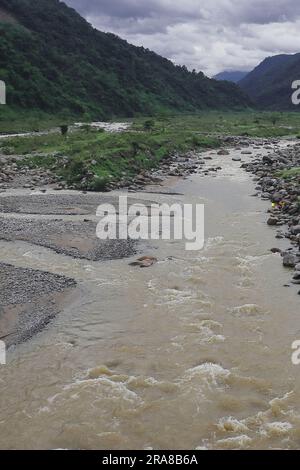 Wunderschönes Flusstal, fließender Bach, Wald und ausläufer des himalaya von terai - Dooars Region. Fließender Balason-Fluss in Dudhia, darjeeling in indien Stockfoto