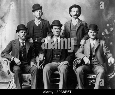 Ft. Worth, Texas, 1901. The Wild Bunch Gang: Front, L-R: Harry Longabaugh, alias The Sundance Kid, Ben Kilpatrick, alias The Tall Texan, Robert Leroy Parker, alias Butch Cassidy. Zurück, L-R: Wil Carver, Harvey Logan, alias Kid Curry Stockfoto