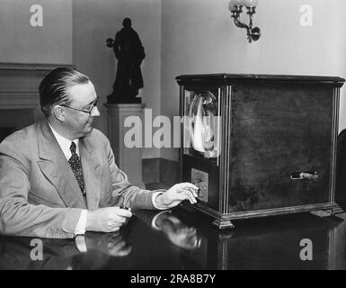 Washington, D.C.: 8. Juli 1931 George Hastings, Minister von Präsident Herbert Hoover, untersucht einen Fernsehempfänger in seinem Büro im Weißen Haus. Stockfoto