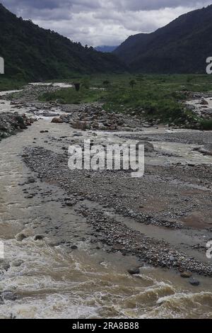 Wunderschönes Flusstal, fließender Bach, Wald und ausläufer des himalaya von terai - Dooars Region. Fließender Balason-Fluss in Dudhia, darjeeling in indien Stockfoto