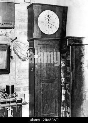 Greenwich, England: 20. August 1924. Die Uhr der Welt, der berühmte Chronometer am Royal Observatory in Greenwich, England, der Ausgangspunkt des Längengrads auf den Weltkarten. Der königliche Astronome hat angekündigt, dass die Zeitsignale dieser Uhr jetzt "nach Äther" von der British Broadcasting Company gesendet werden, damit jeder Radiofan seine Uhr genau halten kann. Stockfoto