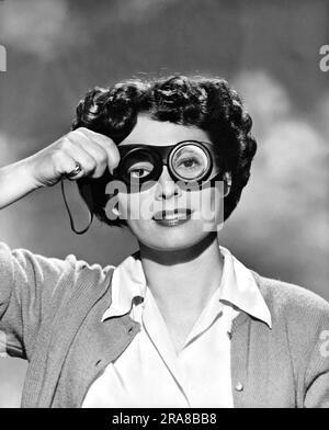 Hollywood, Kalifornien: Die 1949-Schauspielerin Ruth Norman probiert eine neue Erfindung für Los Angeles aus, „Moggles“, die über einen speziellen Filter verfügen, der den Smog durchschneidet und die Sichtbarkeit erhöht. Stockfoto