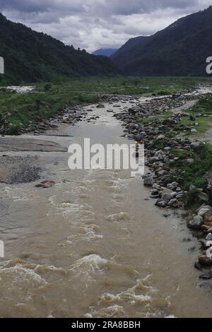 Wunderschönes Flusstal, fließender Bach, Wald und ausläufer des himalaya von terai - Dooars Region. Fließender Balason-Fluss in Dudhia, darjeeling in indien Stockfoto