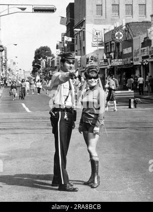 Hackensack, New Jersey: September 1971, Ein Polizist von Hackensack gibt einem Shopper in Hot-Pants-Wegbeschreibungen auf der Hackensack Mall. Stockfoto