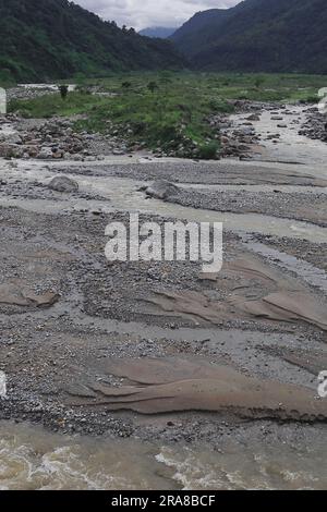 Wunderschönes Flusstal, fließender Bach, Wald und ausläufer des himalaya von terai - Dooars Region. Fließender Balason-Fluss in Dudhia, darjeeling in indien Stockfoto