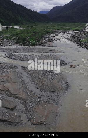 Wunderschönes Flusstal, fließender Bach, Wald und ausläufer des himalaya von terai - Dooars Region. Fließender Balason-Fluss in Dudhia, darjeeling in indien Stockfoto