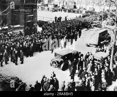 Milwaukee, Wisconsin: 22. März 1933. Er gehört zu den Tausenden Milwaukee-Bürgern, die auf der Suche nach JPBS Stunden vor Präsident Roosevelt das Gesetz zur Legalisierung des Biers auf die Brauerei Pabst gehetzt haben. Ähnliche Szenen gab es in den anderen sieben Bierfabriken in Milwaukee. Stockfoto