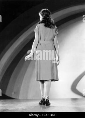 Hollywood, Kalifornien: 1935 Schauspielerin Helen Parrish modelliert ein modisches Kleid. Sie spielt derzeit in "A Dog of Flanders". Stockfoto