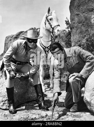 Hollywood, Kalifornien: c. 1953 Ein Promptionsschuss aus der Fernsehserie Lone Ranger, wobei der Lone Ranger von Clayton Moore und seinem Helfer Tonto von Jay Silverheels gespielt wird, und Silver, das Pferd des Lone Rangers. Stockfoto