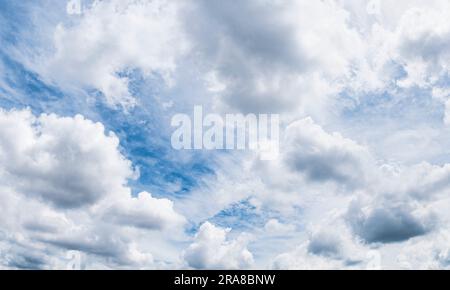 Himmel mit unstrukturierten Wolkenformen bei windigem Wetter Stockfoto