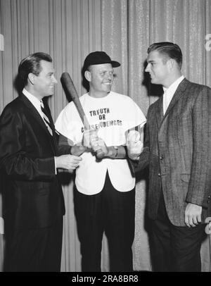 Hollywood, Kalifornien: c. 1963 Bob Barker, Moderator der Fernsehsendung „Wahrheit oder Konsequenzen“, mit Don Drysdale, LA Dodger Pitcher (rechts). Stockfoto