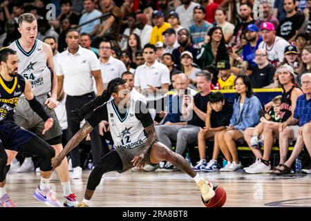 Edmonton, Kanada. 29. Juni 2023. Scarborough Shooting Stars (12) Cat Barber (F) verliert den Ball in 2023 CEBL-Action gegen den Edmonton Stingers Final Score; Scarborough Shooting Stars 91:89 Edmonton Stingers Credit: SOPA Images Limited/Alamy Live News Stockfoto