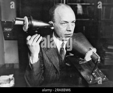 USA: ca. 1915 Ein Mann, der eines von Alexander Graham Bells ersten Telefonen benutzt. Stockfoto