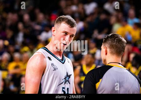 Edmonton, Kanada. 29. Juni 2023. Scarborough Shooting Stars (54) Thomas Kennedy (F) befragt einen Aufruf in 2023 CEBL-Aktion gegen die Edmonton Stingers. Endergebnis: Scarborough Shooting Stars 91:89 Edmonton Stingers (Foto: Ron Palmer/SOPA Images/Sipa USA) Gutschrift: SIPA USA/Alamy Live News Stockfoto