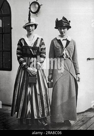 New York, New York: 8. Juli 1914 zwei junge Frauen, Estele und Maud O'Brien, Töchter von Richter Morgan J. O'Brien am New Yorker Obersten Gerichtshof, kamen heute mit dem RMS Olympic Passagierschiff an. Die Olympic ist das Schwesterschiff der RMS Titanic. Stockfoto