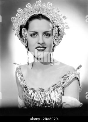 Hollywood, Kalifornien: ca. 1936. Eine Frau, die ein Schmuckstück aus dem Film "das große Ziegfeld" trägt. Stockfoto