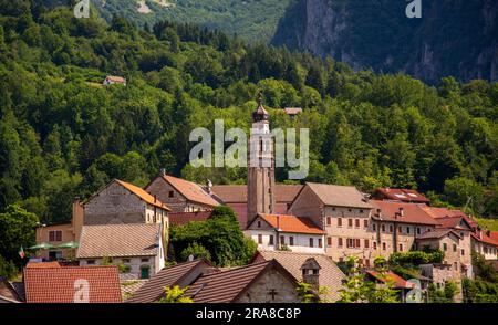 Der prächtige Lamosano auf den Alpago-Bergen in der Provinz Belluno in Veneto Italien Stockfoto