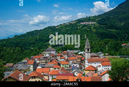 Der prächtige Lamosano auf den Alpago-Bergen in der Provinz Belluno in Veneto Italien Stockfoto