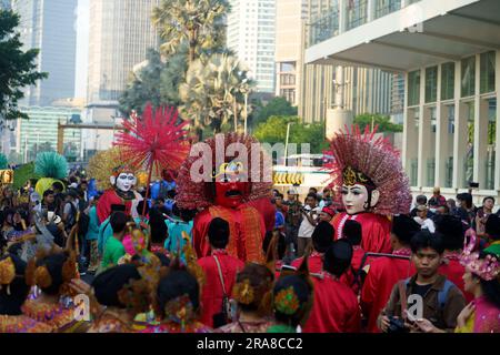 11. Juni 2023 Ondel ondel oder Riesenpuppe von Betawi oder Batavia in einem Karneval während des autofreien Tages in Jakarta. Straßenfotografie. Stockfoto