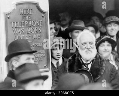 Boston, Massachusetts: 1916 Alexander Graham Bell bei der Enthüllung einer Gedenktafel zur Erinnerung an die Erfindung des Telefons von his1876, Stockfoto