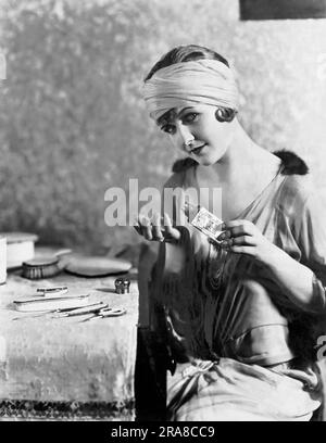 Hollywood, Kalifornien: 1927 Schauspielerin Laura La Plante in ihrer Garderobe mit ihren Toilettenartikeln. Stockfoto