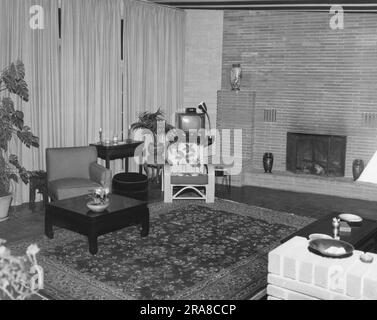 USA: c. 1959 ein Innenfoto mit einem kleinen Fernseher in der Ecke. Stockfoto