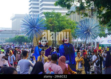 11. Juni 2023 Ondel ondel oder Riesenpuppe von Betawi oder Batavia in einem Karneval während des autofreien Tages in Jakarta. Straßenfotografie. Stockfoto